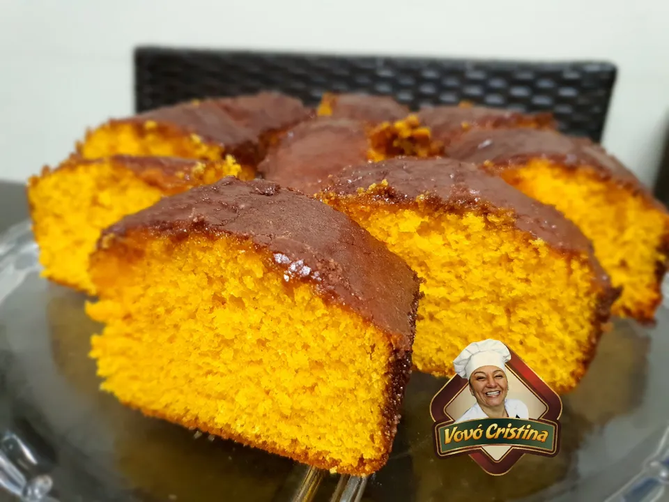 Bolo de cenoura com calda de chocolate