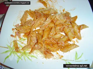 Penne ao molho de tomate com presunto